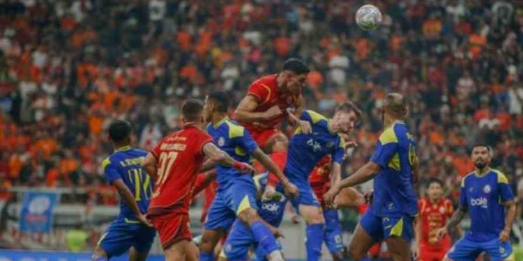 Gol Eksel Runtukahu Bawa Persija Unggul atas Arema di Laga Uji Coba Panas di JIS