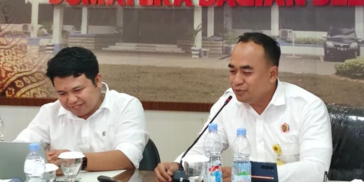 Kepala BPN Kabupaten Banyuasin Dhona Fiermansyah Lubis dalam rapat digelar di Ruang Rapat Sriwijaya, Kantor PT PLN (Persero) UIP Sumbagsel.