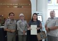 Ruviana didampingi Kepala Kantor Pertanahan Kota Palangka Raya usai cetak sertifikat elektronik di Anjungan Mandiri.