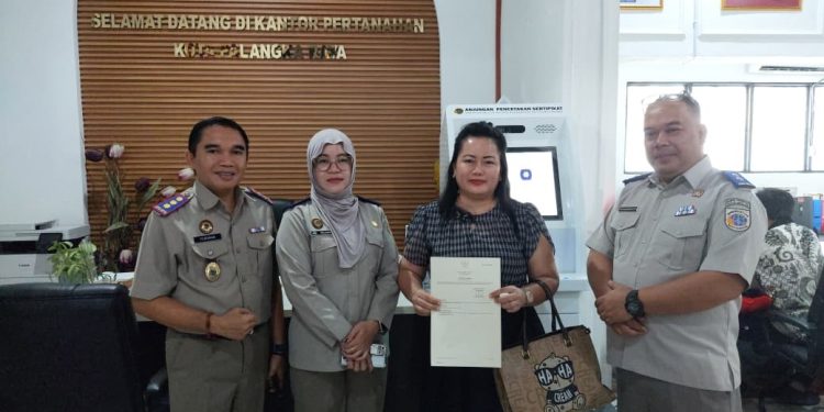 Ruviana didampingi Kepala Kantor Pertanahan Kota Palangka Raya usai cetak sertifikat elektronik di Anjungan Mandiri.