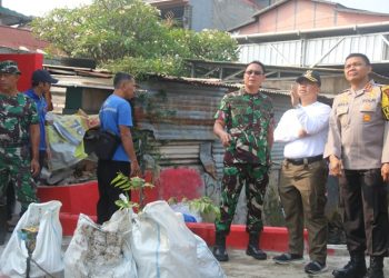 Gotong Royong Maksimal! Bakti Teritorial Prima Kodim Depok Wujudkan Semangat HUT TNI ke-80 di Tengah Pasar Tradisional