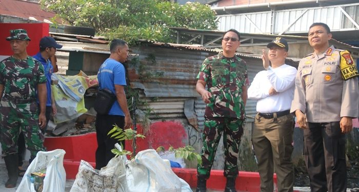 Gotong Royong Maksimal! Bakti Teritorial Prima Kodim Depok Wujudkan Semangat HUT TNI ke-80 di Tengah Pasar Tradisional