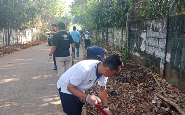 Karya Bakti HUT TNI ke-80 di Depok, TNI Bersama Warga Gelar Aksi Bersih Lingkungan