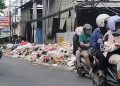 Separuh badan jalan H Ahmad Dahlan, Petir, Cipondoh, Kota Tangerang, sudah dipenuhi sampah yang berserakan sejak sepekan terakhir padahal sudah ada TPA Rawa Kucing.