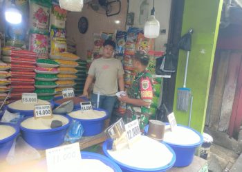 Babinsa Serka Suharno Cek Harga Sembako dan Situasi Keamanan Pasar