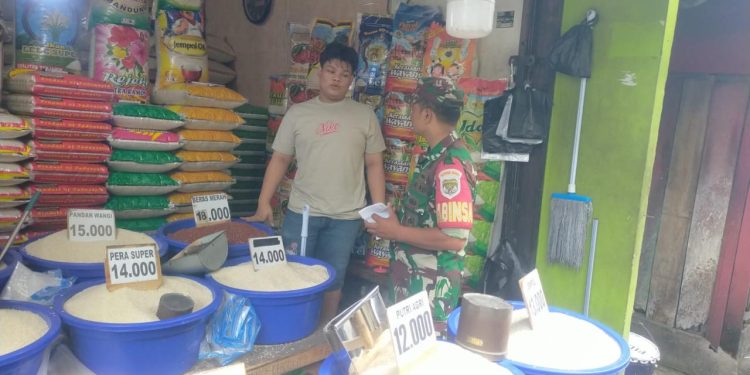 Babinsa Serka Suharno Cek Harga Sembako dan Situasi Keamanan Pasar