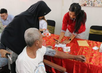 Wujud Nyata Kepedulian, Bapas Jakbar Salurkan Paket Sembako dan Berikan Kesadaran Kesehatan Warga