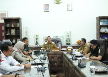Kepala Kantor Pertanahan Kota Bima Hodijah saat menghadiri Rapat Koordinasi dengan Forum Koordinasi Pimpinan Daerah di ruang rapat Wali Kota Bima Senin 24 November 2025