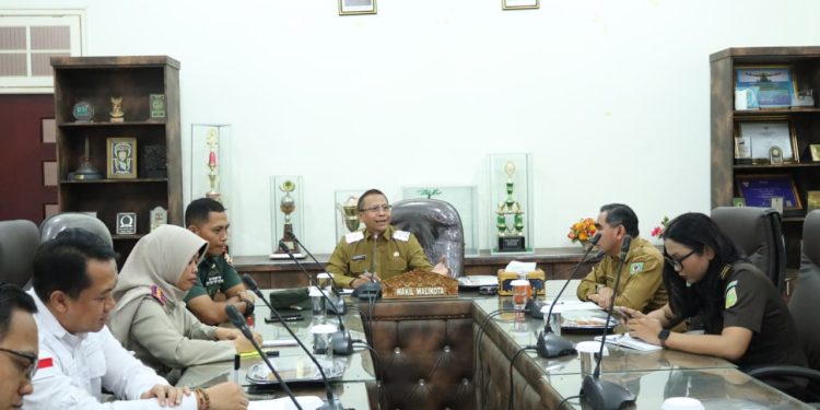 Kepala Kantor Pertanahan Kota Bima Hodijah saat menghadiri Rapat Koordinasi dengan Forum Koordinasi Pimpinan Daerah di ruang rapat Wali Kota Bima Senin 24 November 2025