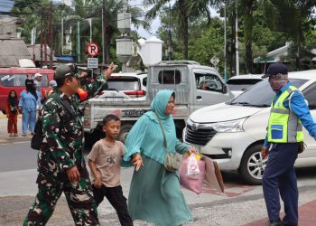Kodim 0504/Jakarta Selatan Hadir Jaga Keamanan Pengunjung Ragunan Saat Libur Panjang