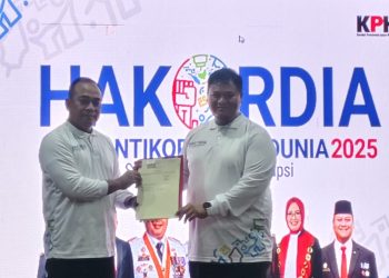 Kepala BPN Kabupaten Banyuasin Dhona Fiermansyah Lubis serahkan 24 sertifikat aset krusial di Puncak HAKORDIA