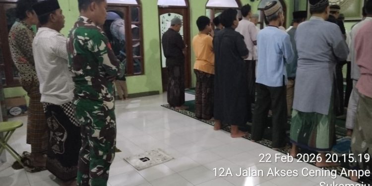 Prajurit dan Masyarakat Cilodong Bersatu dalam Tarawih TMMD Ke-127