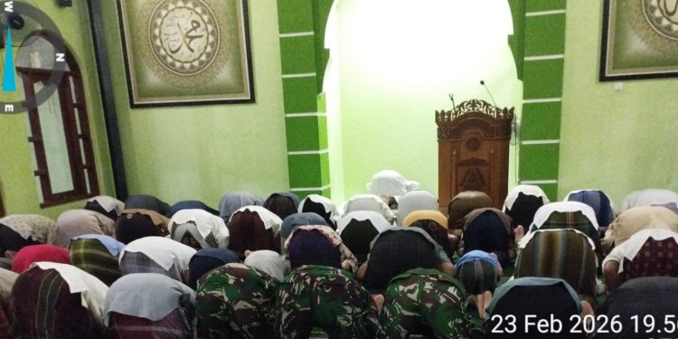 Nuansa Ramadan di Lokasi TMMD, TNI dan Warga Beribadah Bersama