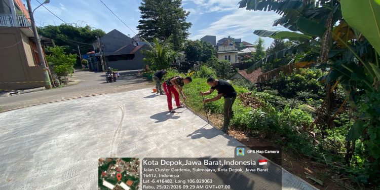 Cuaca Cerah Dukung Percepatan Pembangunan Jalan TMMD Depok