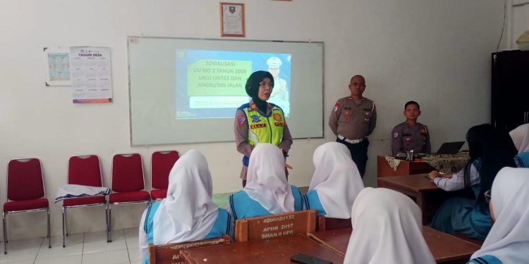 Polisi dan TNI Bersinergi Edukasi Pelajar tentang Aturan Lalu Lintas