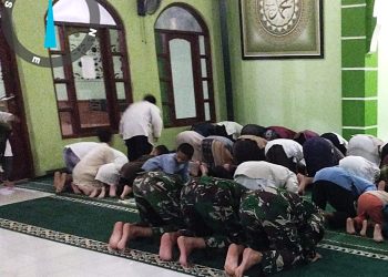 Satgas TMMD ke-127 Depok Pererat Kebersamaan Lewat Tarawih Bersama