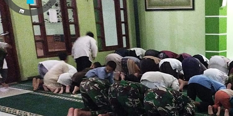 Satgas TMMD ke-127 Depok Pererat Kebersamaan Lewat Tarawih Bersama