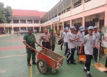 Karya Bakti TNI–Polri dan Warga Bersihkan Lingkungan SMAN 7 Depok