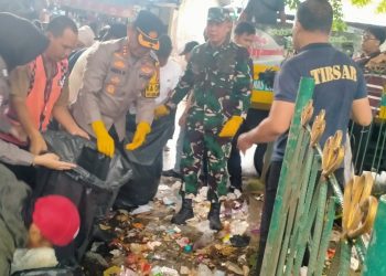 Koramil 03/Sukmajaya Bersama TNI-Polri Gelar Gerakan Indonesia ASRI di Pasar Agung