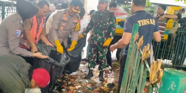Koramil 03/Sukmajaya Bersama TNI-Polri Gelar Gerakan Indonesia ASRI di Pasar Agung