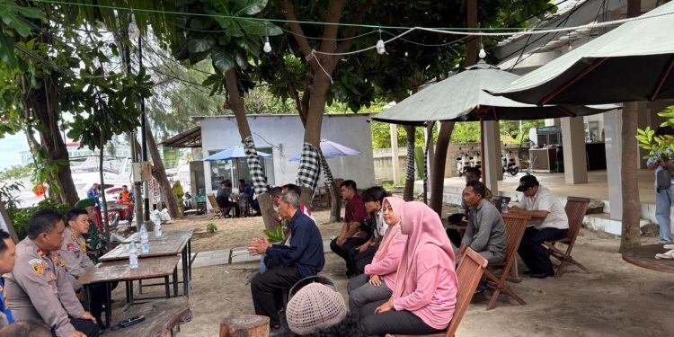 Kapolres Kepulauan Seribu Gelar Jumat Curhat di Pulau Sabira, Ajak Warga Perkuat Kamtibmas dan Sosialisasikan Call Center 110