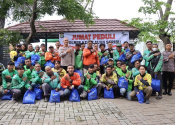 Momentum Ramadan, Polres Kepulauan Seribu Gelar Jumat Peduli dan Salurkan Paket Sembako kepada Pengemudi Ojol di Marina Ancol