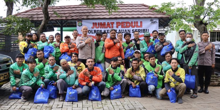 Momentum Ramadan, Polres Kepulauan Seribu Gelar Jumat Peduli dan Salurkan Paket Sembako kepada Pengemudi Ojol di Marina Ancol