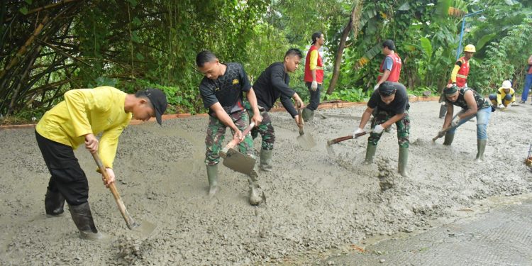Meski Cuaca Tak Bersahabat, TMMD Depok Tetap Gaspol di Gardenia