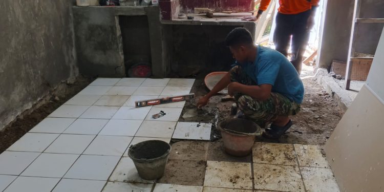 Gotong Royong TNI dan Warga, Rumah Tak Layak Huni di Sukamaju Segera Rampung