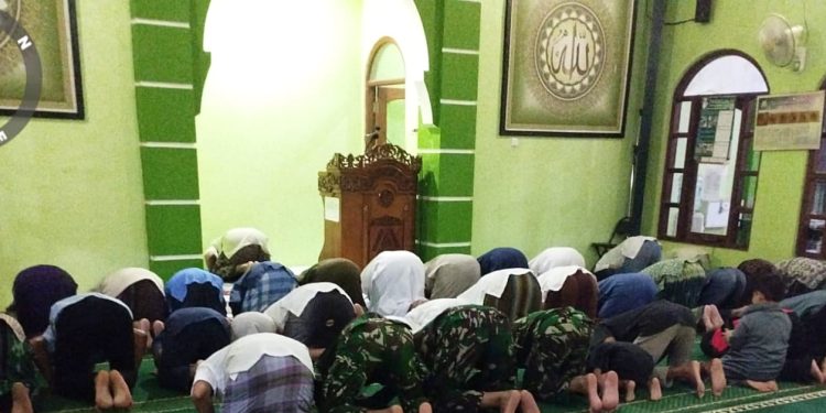 Hangatnya Ramadan, Satgas TMMD dan Warga Sukamaju Shalat Tarawih Bersama