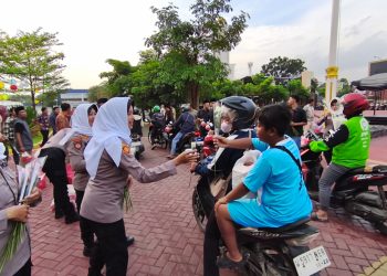Polresta Sidoarjo Gandeng Mahasiswa Berbagi Takjil untuk Masyarakat