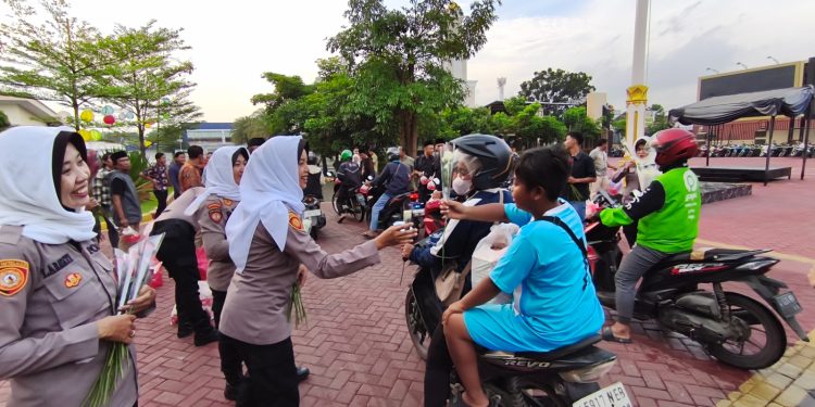 Polresta Sidoarjo Gandeng Mahasiswa Berbagi Takjil untuk Masyarakat