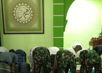 Kebersamaan Ramadan, TNI dan Warga Sukamaju Tarawih di Masjid Baitul Rahim