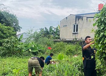 Meski Diguyur Hujan, Satgas TMMD Tetap Bersihkan Lingkungan Warga