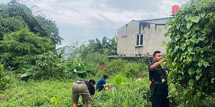 Meski Diguyur Hujan, Satgas TMMD Tetap Bersihkan Lingkungan Warga