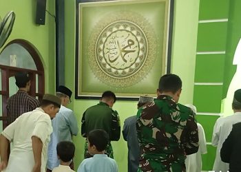 Humanis di Lokasi TMMD, TNI dan Warga Sukamaju Tarawih Bersama