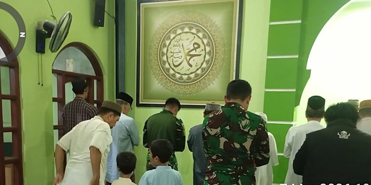 Humanis di Lokasi TMMD, TNI dan Warga Sukamaju Tarawih Bersama