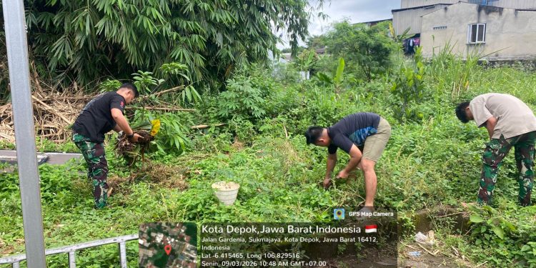 Satgas TMMD Depok Gelar Kerja Bakti Bersihkan Lingkungan di Tirtajaya
