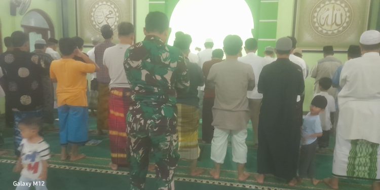 Satgas TMMD Kodim 0508/Depok Shalat Tarawih Bersama Warga Sukamaju