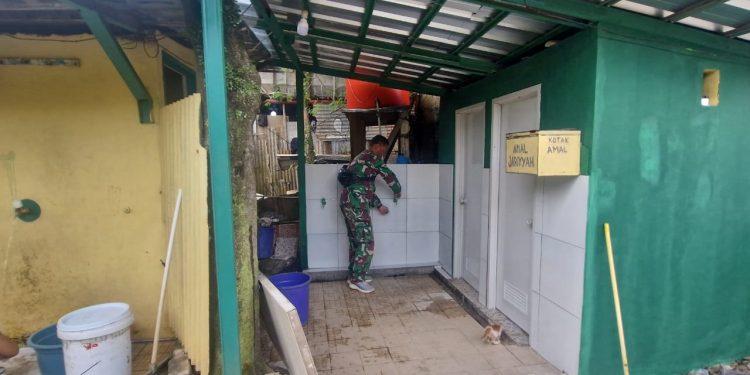 Gotong Royong TNI dan Warga, Rehabilitasi MCK di Abadi Jaya Selesai