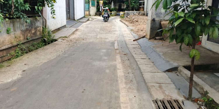TNI dan Warga Gotong Royong Bangun Drainase di Bojong Lio