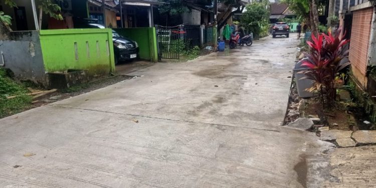 Gotong Royong TNI dan Warga, Pengerasan Jalan di Sukmajaya Rampung 100 Persen