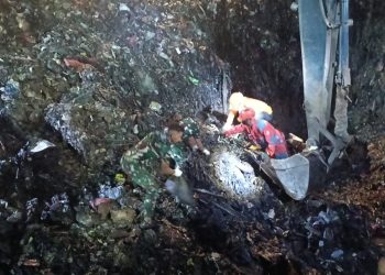 Gerak Cepat Prajurit Yonarmed 7/BG Tangani Longsor Gunung Sampah Bantargebang