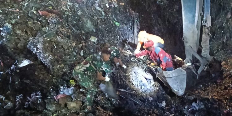 Gerak Cepat Prajurit Yonarmed 7/BG Tangani Longsor Gunung Sampah Bantargebang