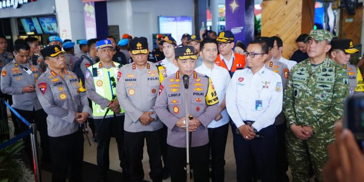 Kapolri Cek Kesiapan Mudik di Stasiun Gubeng, Minta Pengamanan Ditingkatkan