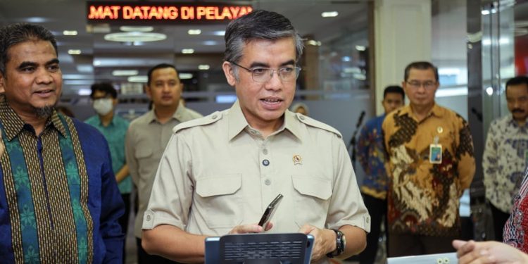 Menaker Tinjau Posko THR 2026, Pastikan Hak Pekerja Terpenuhi Jelang Lebaran