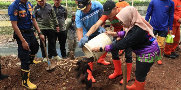 Tekan Populasi Ikan Sapu-Sapu, 70 Personel Gabungan Turun di Pulo Gadung