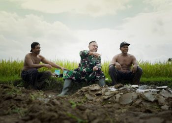 Obrolan kecil di Tengah Hamparan Sawah, Masyarakat Bersama Satgas TMMD 128 Kodim Pati