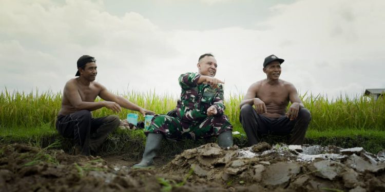 Obrolan kecil di Tengah Hamparan Sawah, Masyarakat Bersama Satgas TMMD 128 Kodim Pati