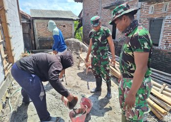 Satgas TMMD dan Warga Desa Godo Bersatu, Bangun Rumah dan Kebersamaan